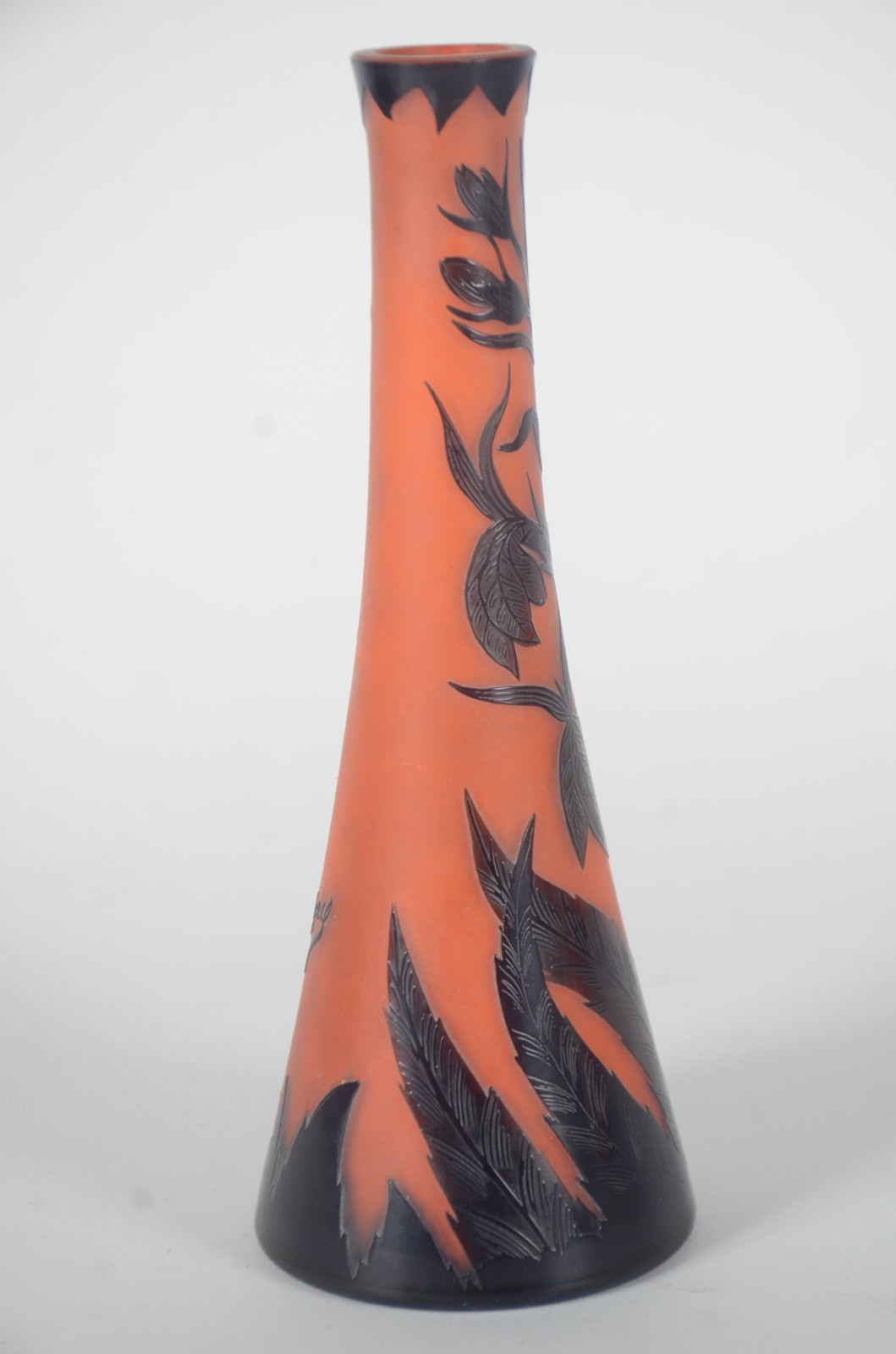 Vaso de pasta de vidro acidado com cameo em folhagens de tom marrom... - foto 3 de 5