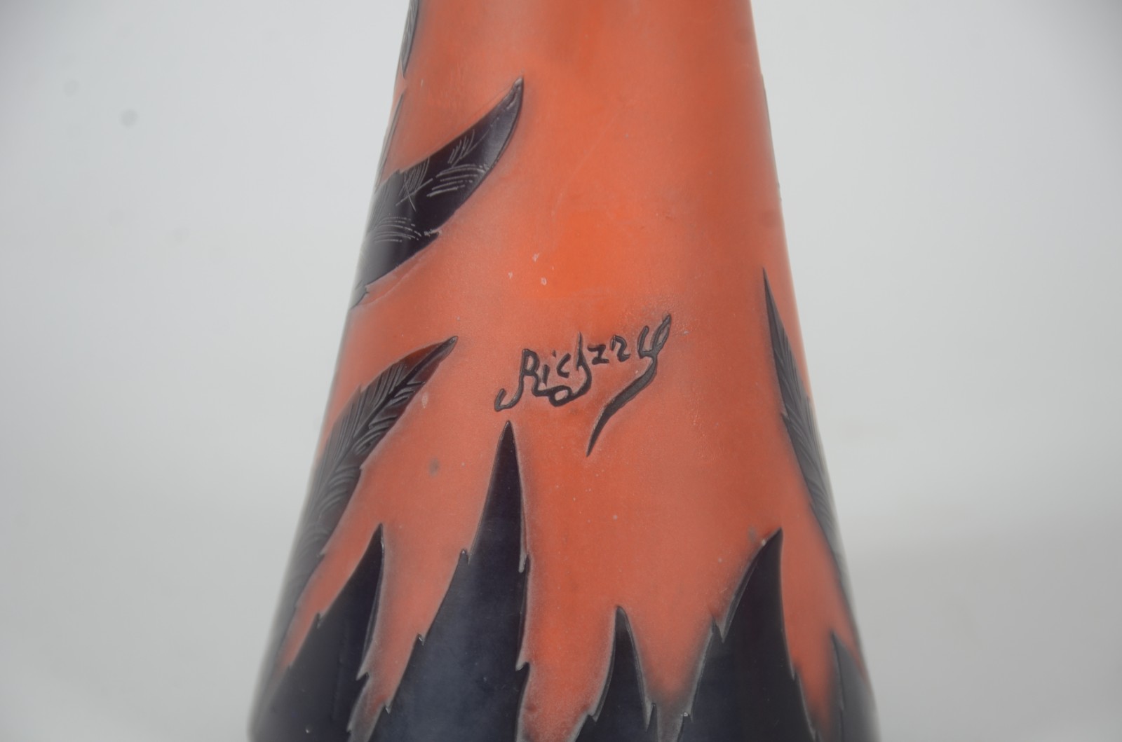 Vaso de pasta de vidro acidado com cameo em folhagens de tom marrom... - foto 4 de 5