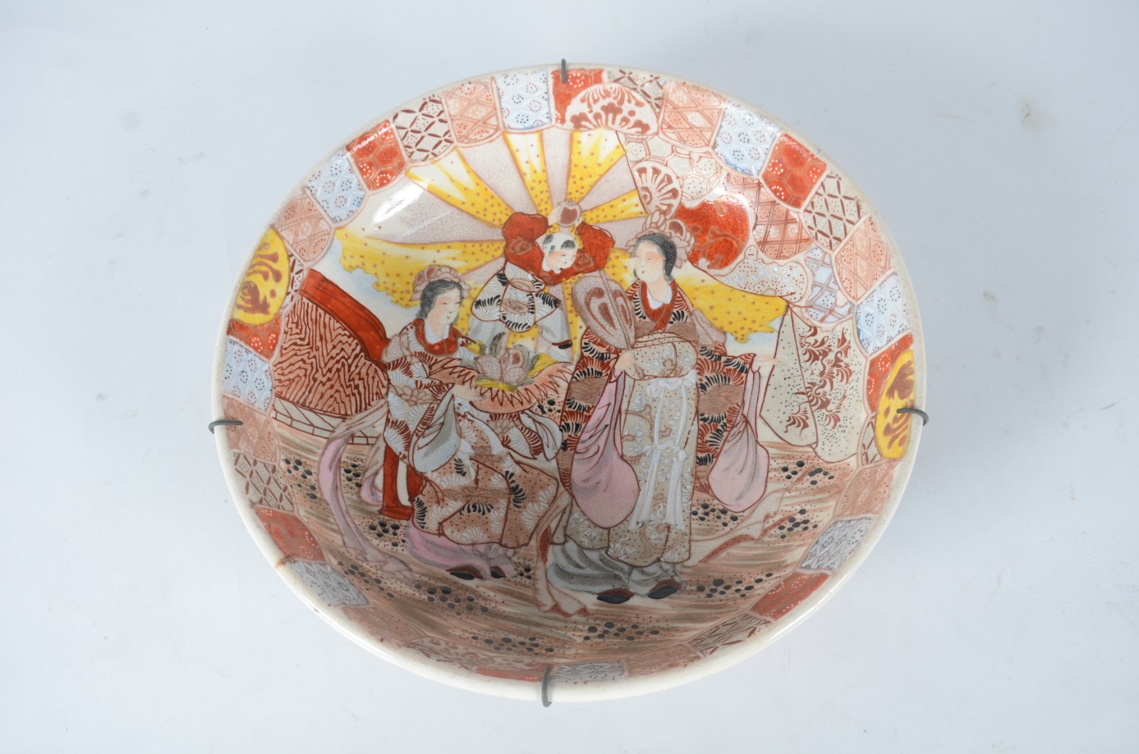 Medalhão de faiança japonesa Satzuma decorado com figuras em... - foto 1 de 6
