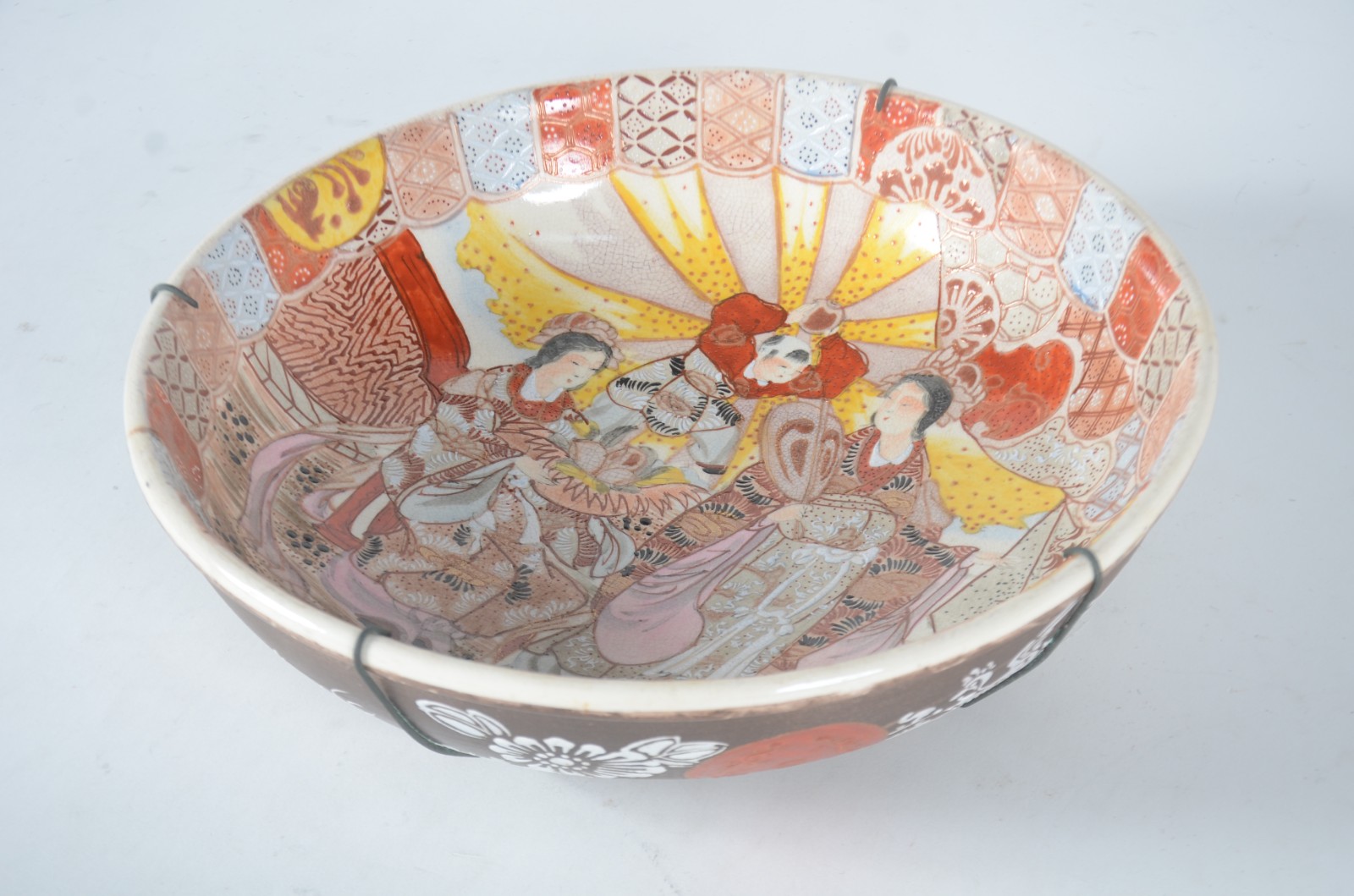 Medalhão de faiança japonesa Satzuma decorado com figuras em... - foto 2 de 6