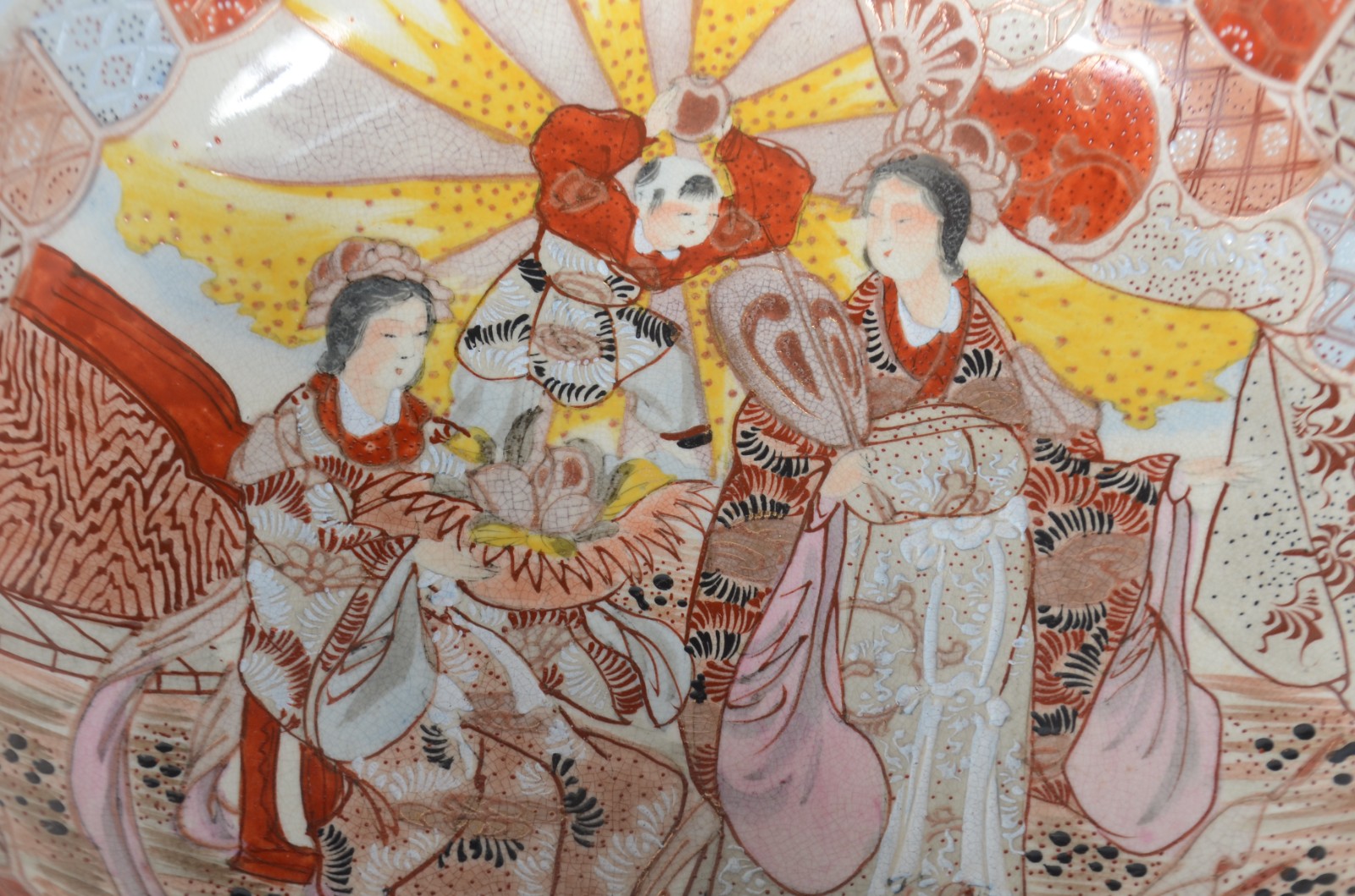 Medalhão de faiança japonesa Satzuma decorado com figuras em... - foto 3 de 6