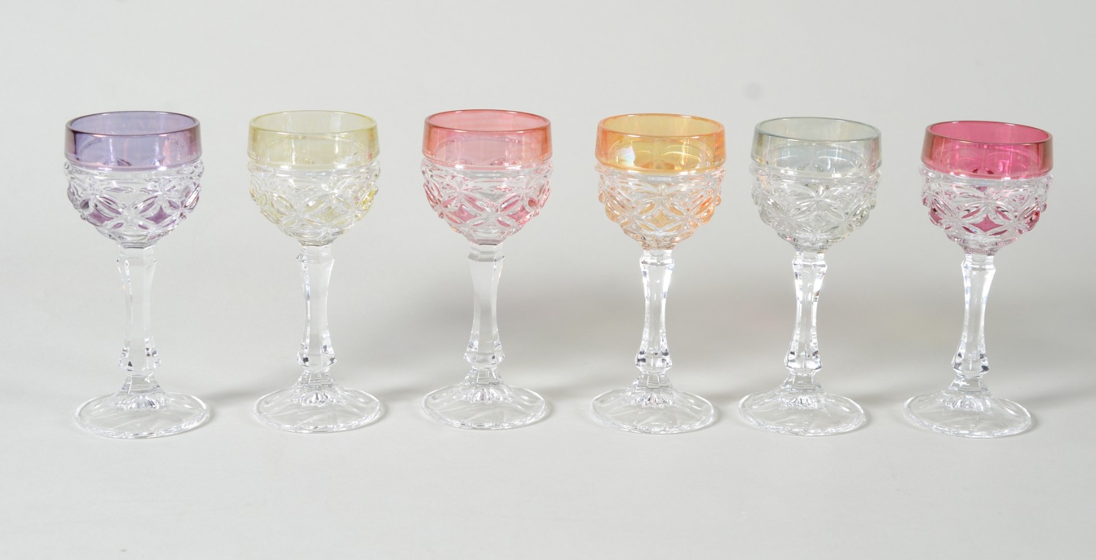 Conjunto de 6 cálices para licor de cristal lapidado com bordas... - foto 1 de 3
