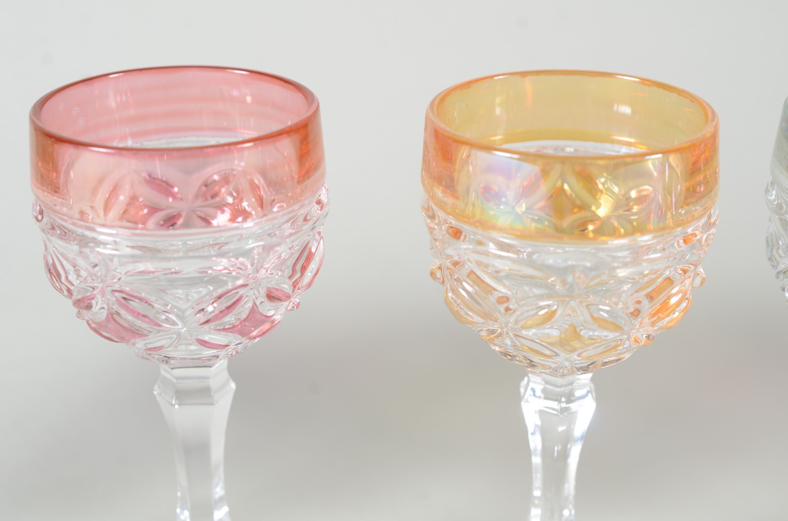 Conjunto de 6 cálices para licor de cristal lapidado com bordas... - foto 2 de 3