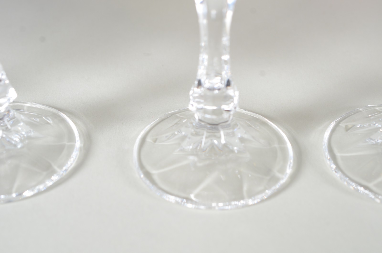 Conjunto de 6 cálices para licor de cristal lapidado com bordas... - foto 3 de 3