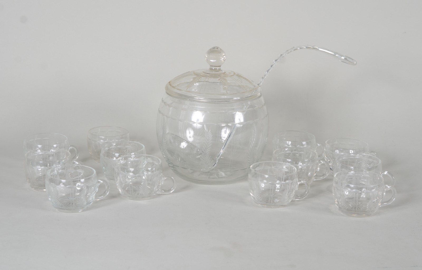 Conjunto de poncheira com concha e 12 canecas em demi cristal... - foto 1 de 10