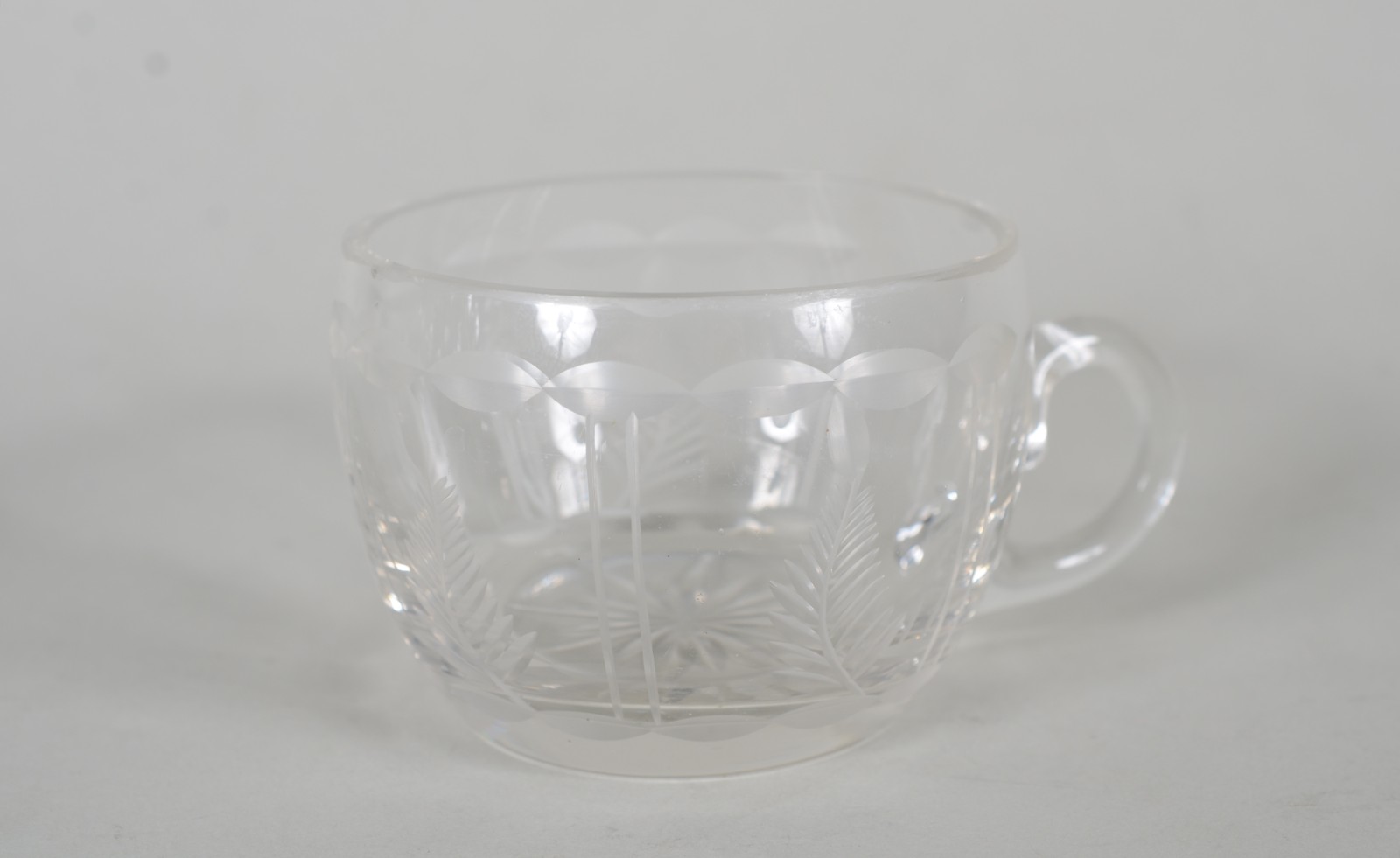 Conjunto de poncheira com concha e 12 canecas em demi cristal... - foto 2 de 10