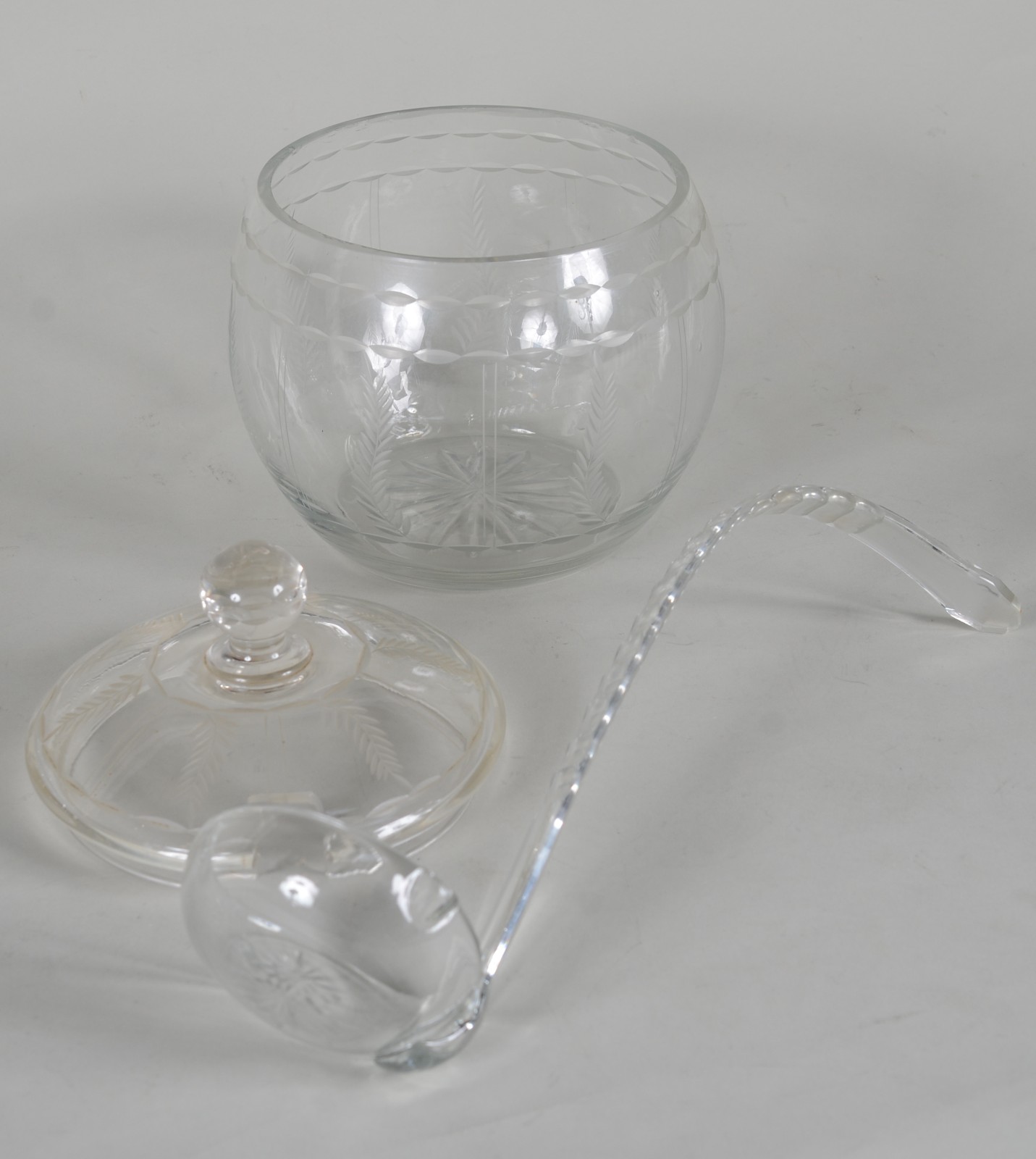 Conjunto de poncheira com concha e 12 canecas em demi cristal... - foto 8 de 10