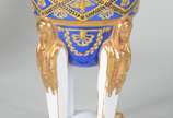Pequena floreira de porcelana francesa de Sevré... - Pequena floreira de porcelana francesa de Sevrés, na forma de bowl azul com guirlandas geométricas sustentada por quatro figuras femininas com r...