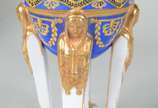 Pequena floreira de porcelana francesa de Sevré... - Pequena floreira de porcelana francesa de Sevrés, na forma de bowl azul com guirlandas geométricas sustentada por quatro figuras femininas com r...