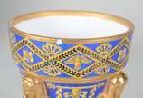 Pequena floreira de porcelana francesa de Sevré... - Pequena floreira de porcelana francesa de Sevrés, na forma de bowl azul com guirlandas geométricas sustentada por quatro figuras femininas com r...