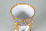 Pequena floreira de porcelana francesa de Sevré... - Pequena floreira de porcelana francesa de Sevrés, na forma de bowl azul com guirlandas geométricas sustentada por quatro figuras femininas com r...