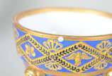 Pequena floreira de porcelana francesa de Sevré... - Pequena floreira de porcelana francesa de Sevrés, na forma de bowl azul com guirlandas geométricas sustentada por quatro figuras femininas com r...