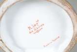 Pequena floreira de porcelana francesa de Sevré... - Pequena floreira de porcelana francesa de Sevrés, na forma de bowl azul com guirlandas geométricas sustentada por quatro figuras femininas com r...