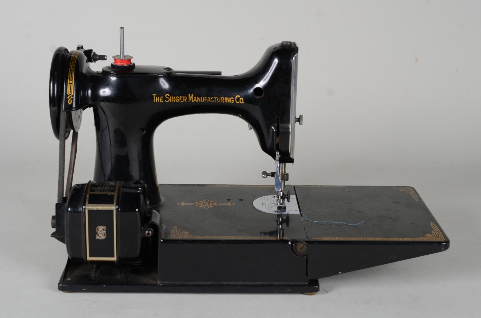 Antiga Máquina de costura Singer americana, portátil. Na maleta... - foto 1 de 11