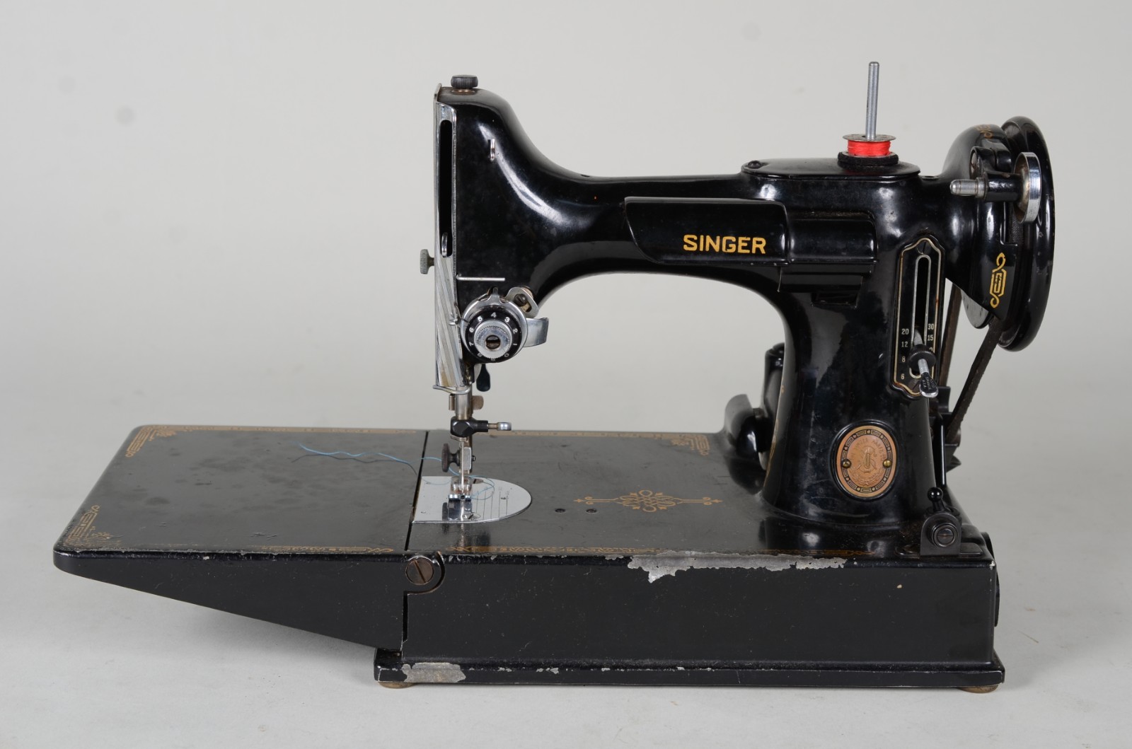 Antiga Máquina de costura Singer americana, portátil. Na maleta... - foto 2 de 11