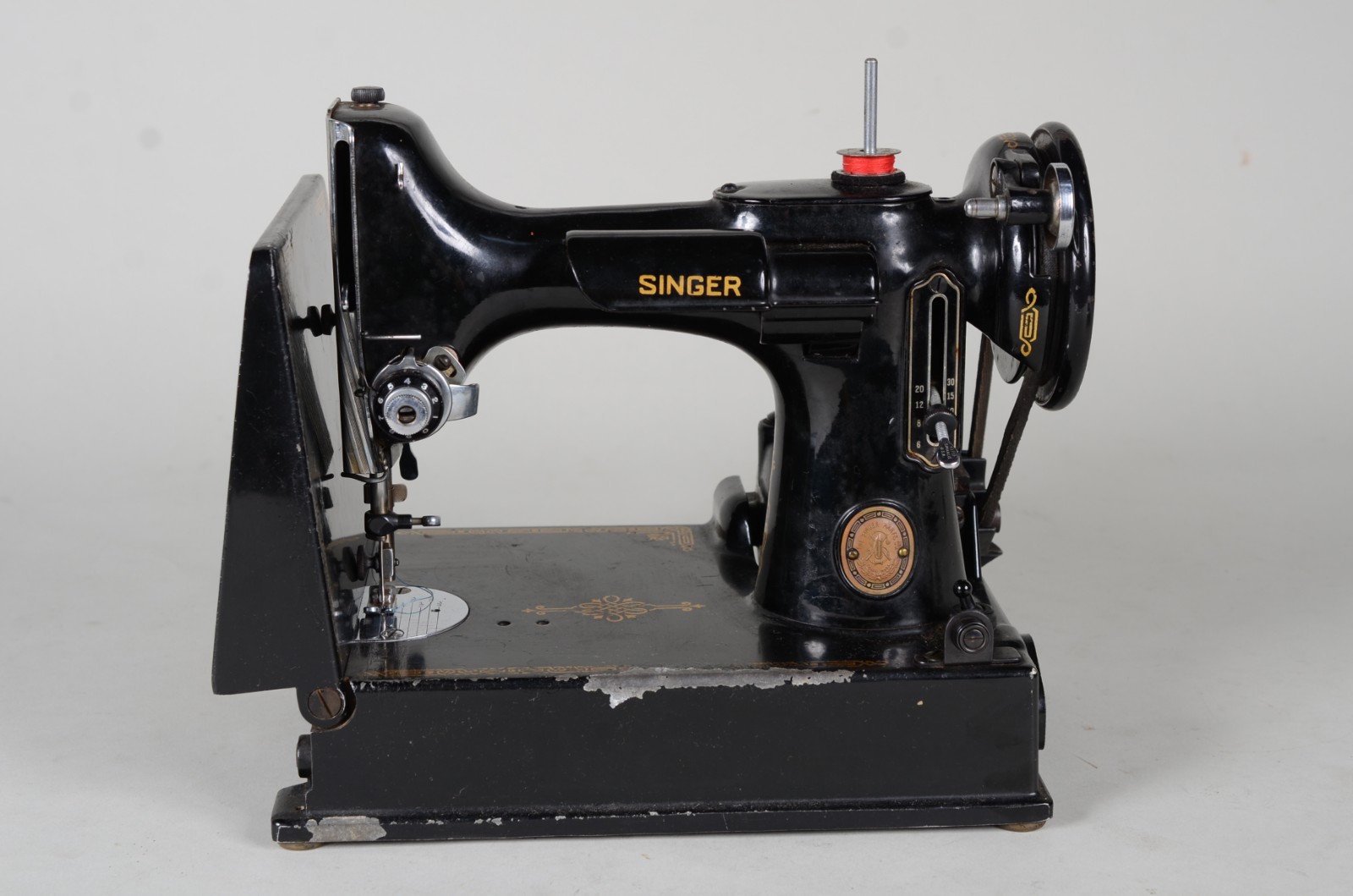 Antiga Máquina de costura Singer americana, portátil. Na maleta... - foto 3 de 11