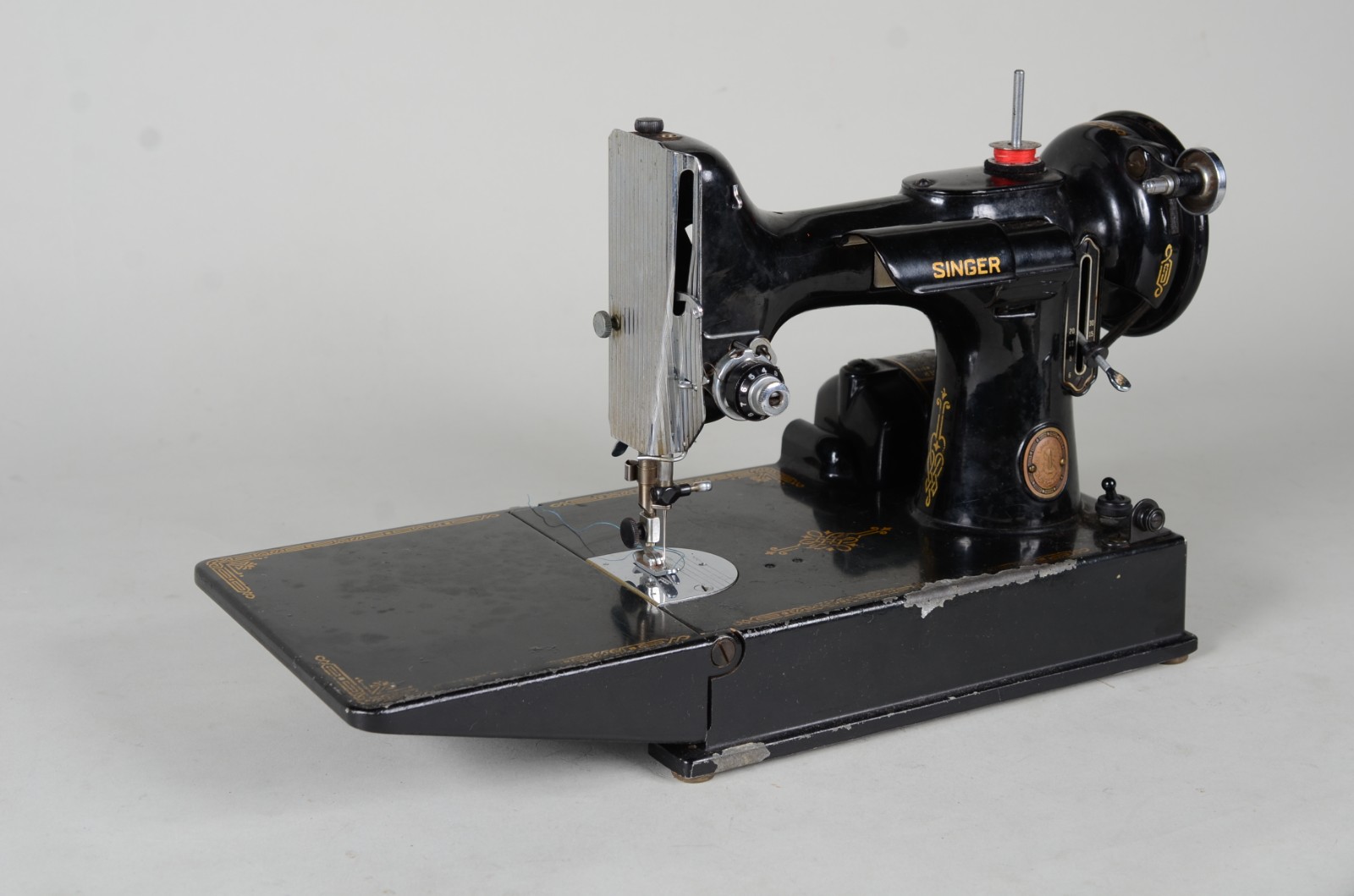 Antiga Máquina de costura Singer americana, portátil. Na maleta... - foto 4 de 11