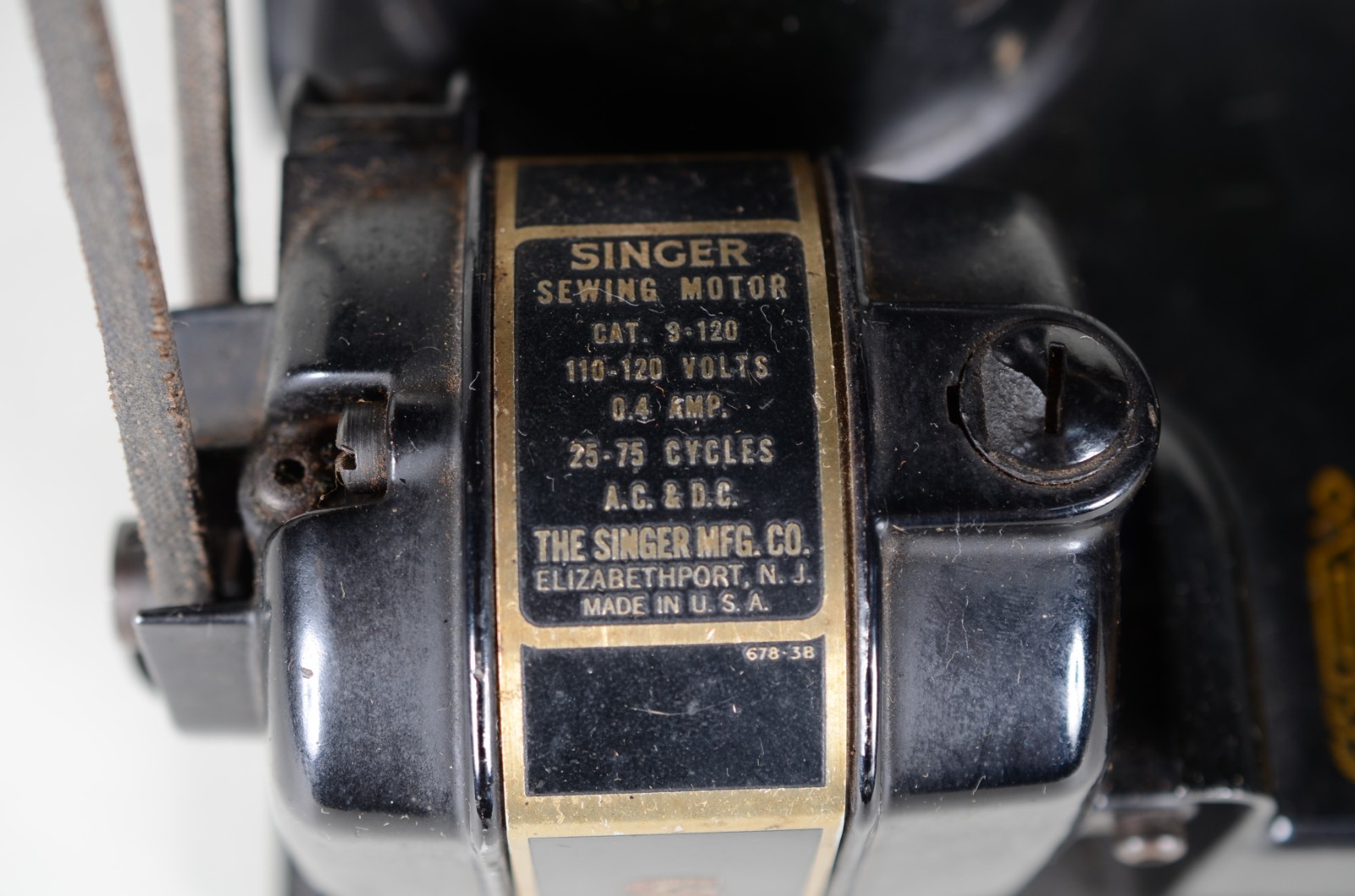 Antiga Máquina de costura Singer americana, portátil. Na maleta... - foto 6 de 11