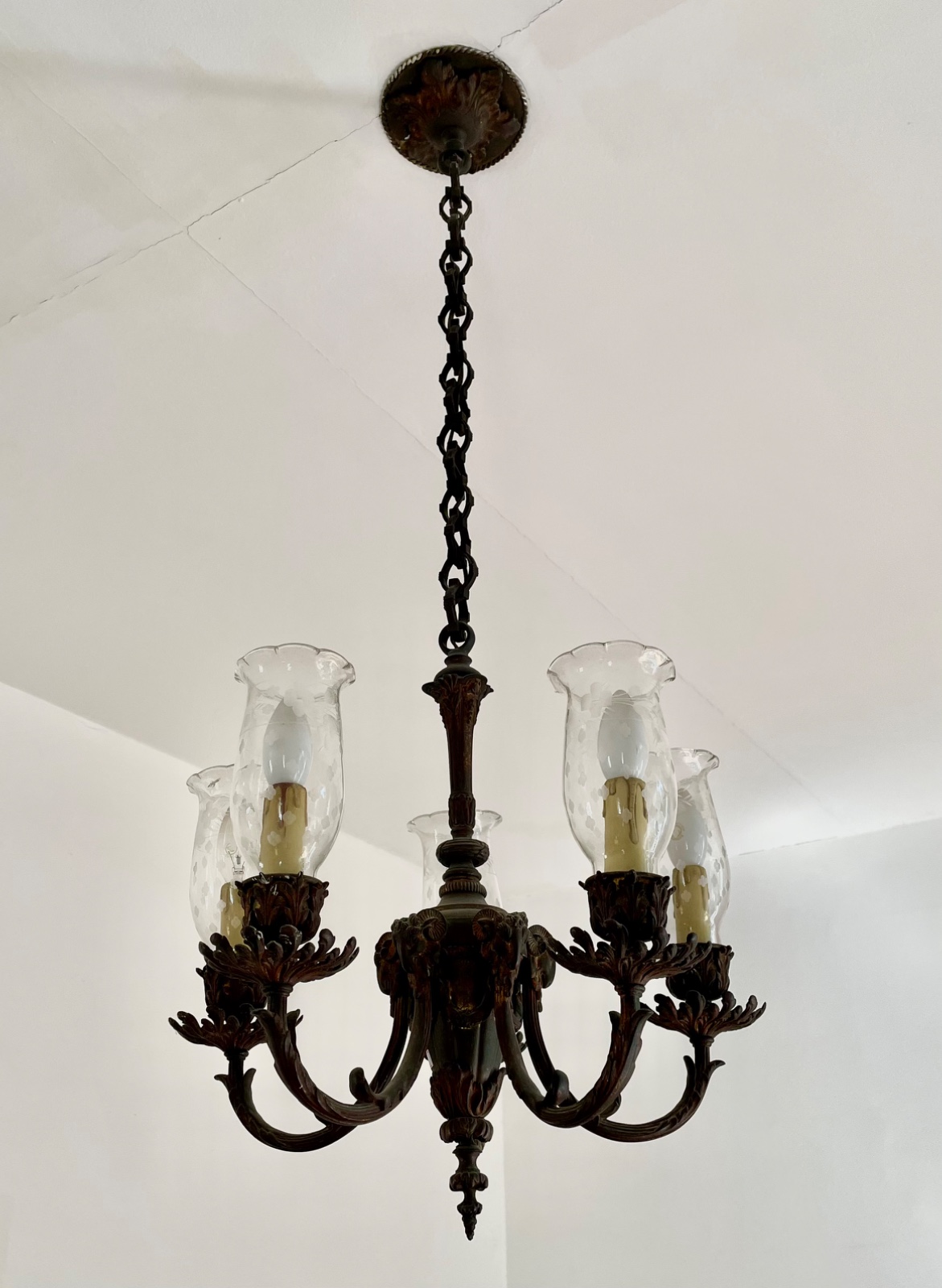 Lustre de metal dourado para 5 luzes, mangas de vidro trabalhado. - foto 1 de 6