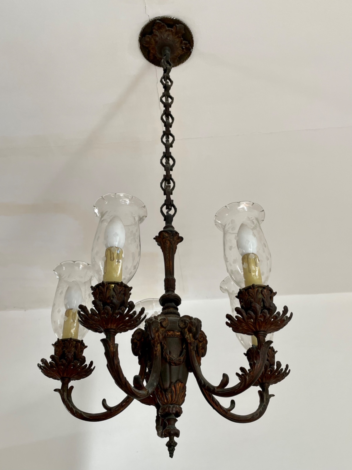 Lustre de metal dourado para 5 luzes, mangas de vidro trabalhado. - foto 5 de 6