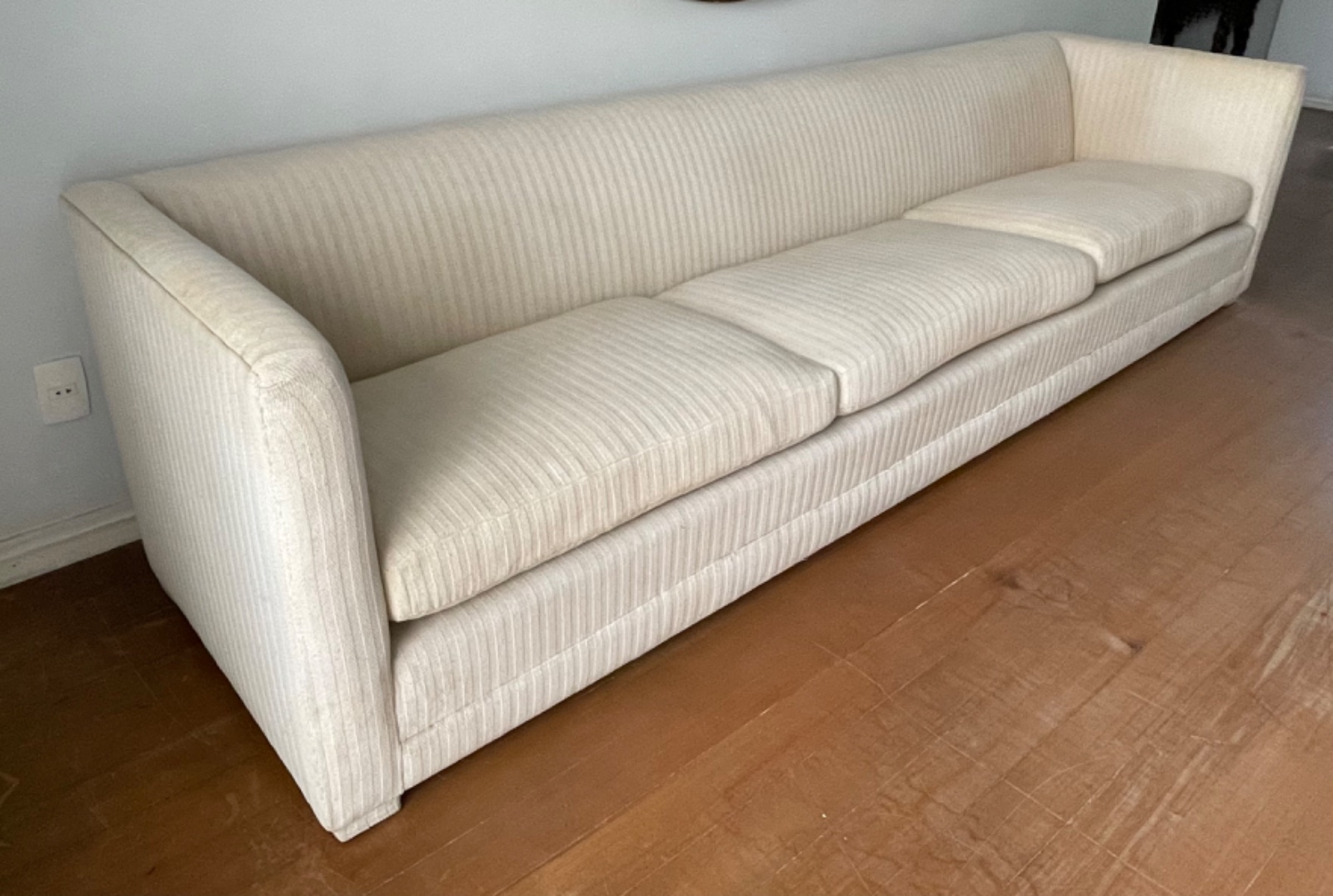 Grande sofá para 5 lugares, estofado e forrado com tecido na cor... - foto 1 de 4