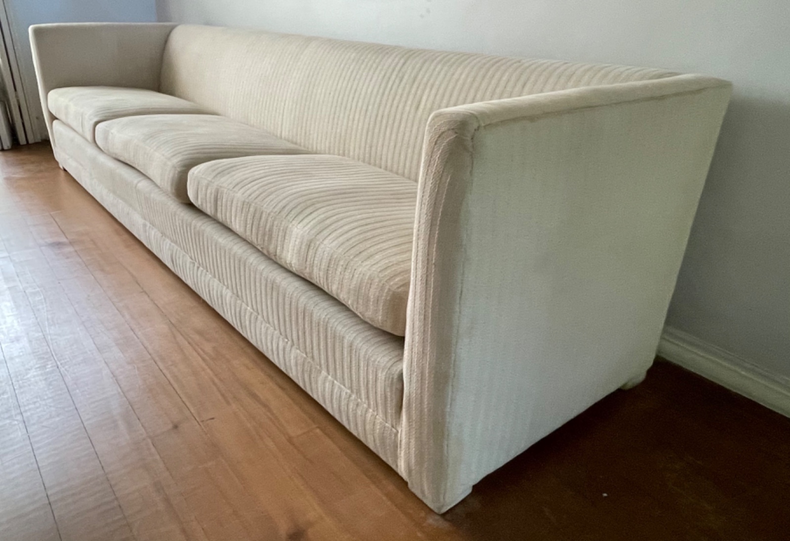 Grande sofá para 5 lugares, estofado e forrado com tecido na cor... - foto 4 de 4