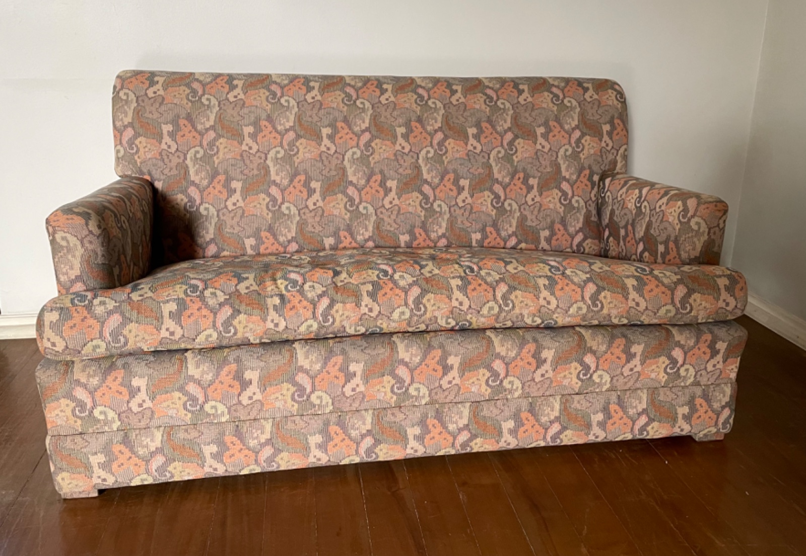 Sofá para 2 lugares estofado e forrado com tecido floral, “queixo... - foto 1 de 4