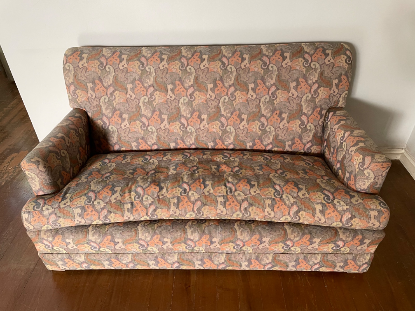 Sofá para 2 lugares estofado e forrado com tecido floral, “queixo... - foto 2 de 4