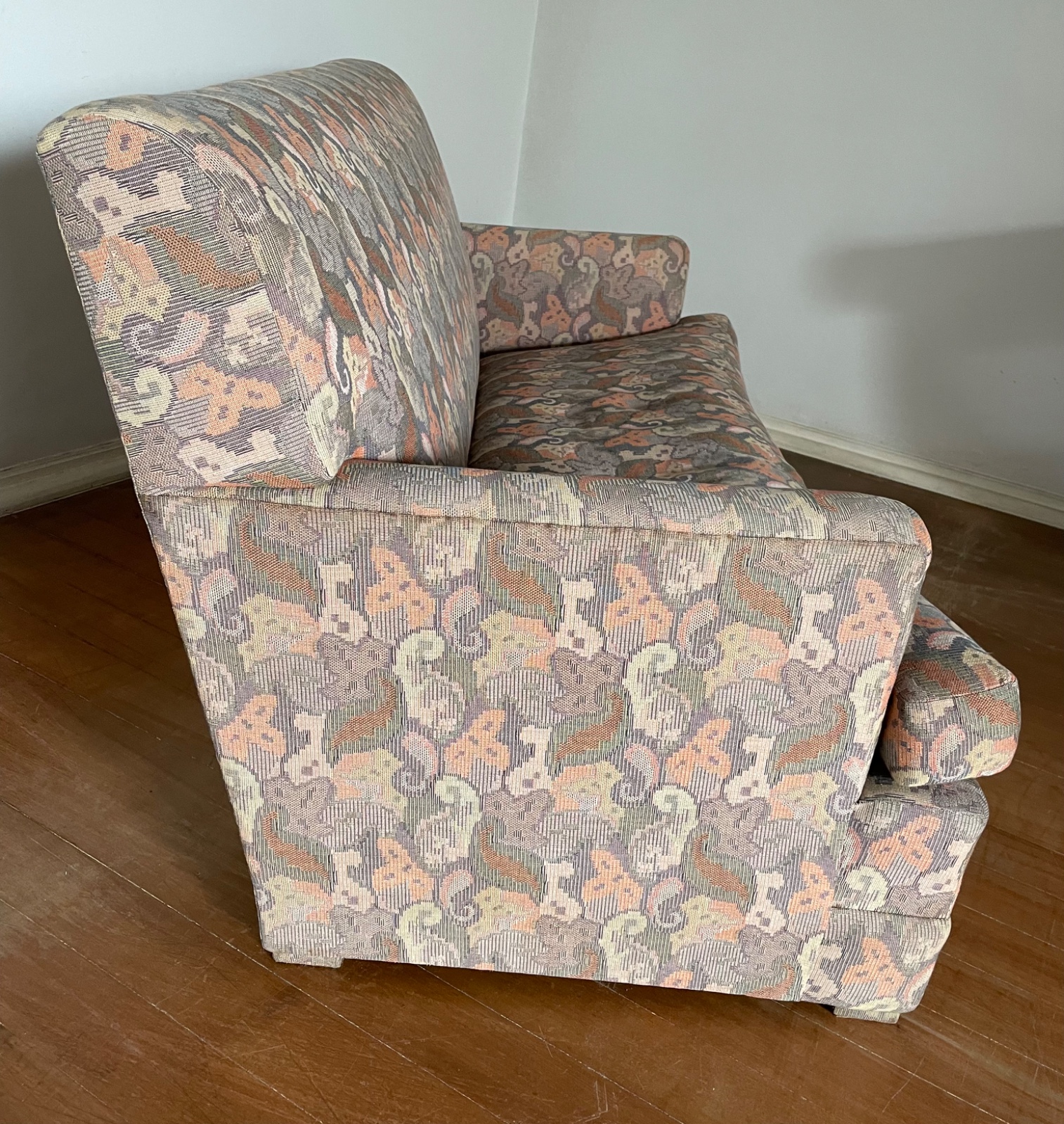 Sofá para 2 lugares estofado e forrado com tecido floral, “queixo... - foto 3 de 4