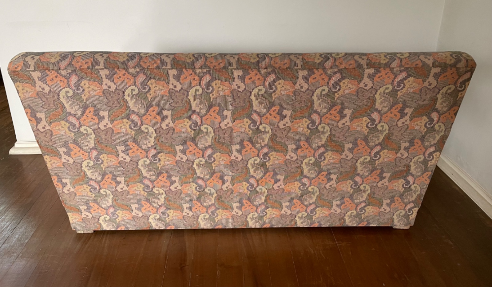 Sofá para 2 lugares estofado e forrado com tecido floral, “queixo... - foto 4 de 4