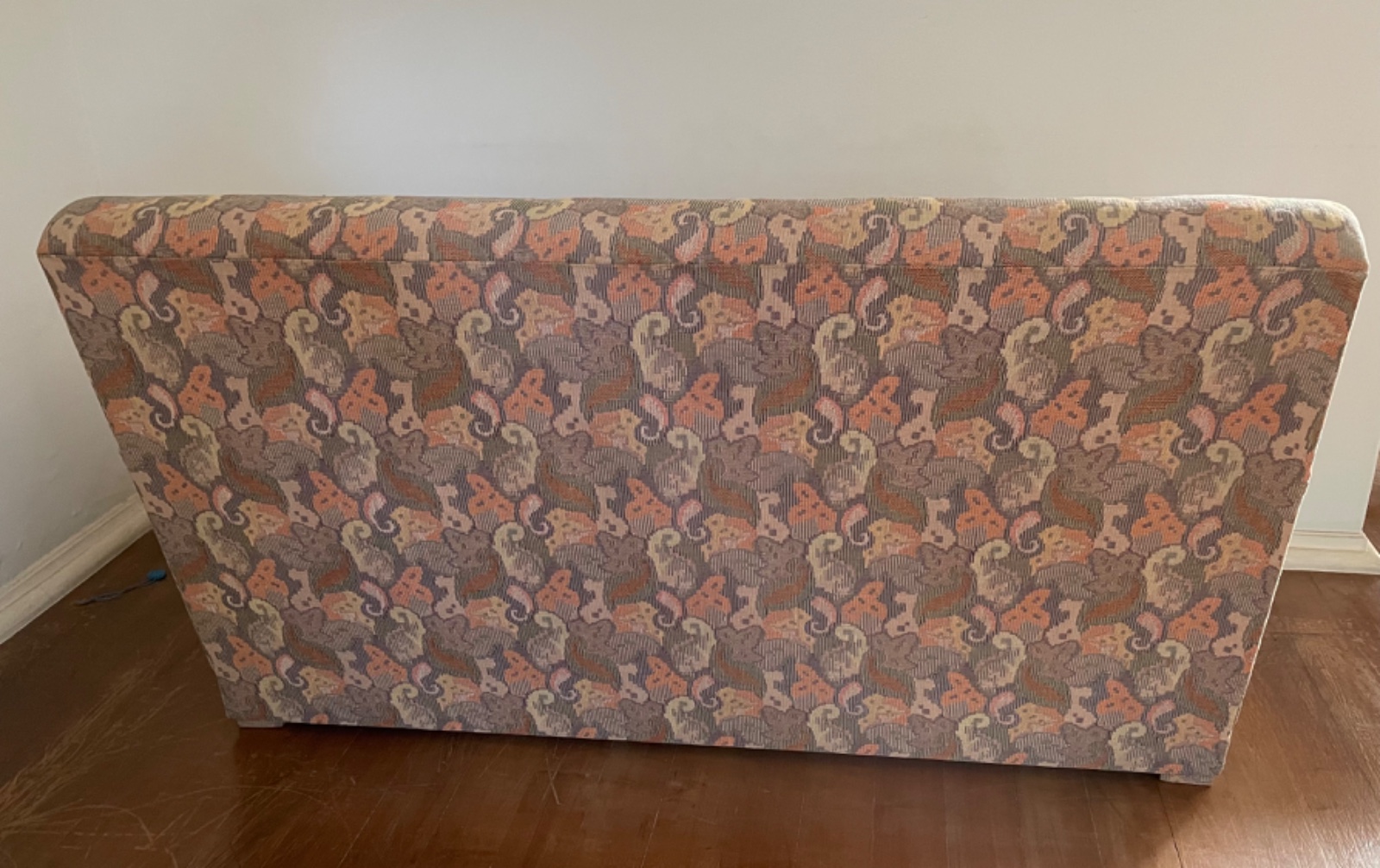 Sofá para 2 lugares estofado e forrado com tecido floral, “queixo... - foto 4 de 5
