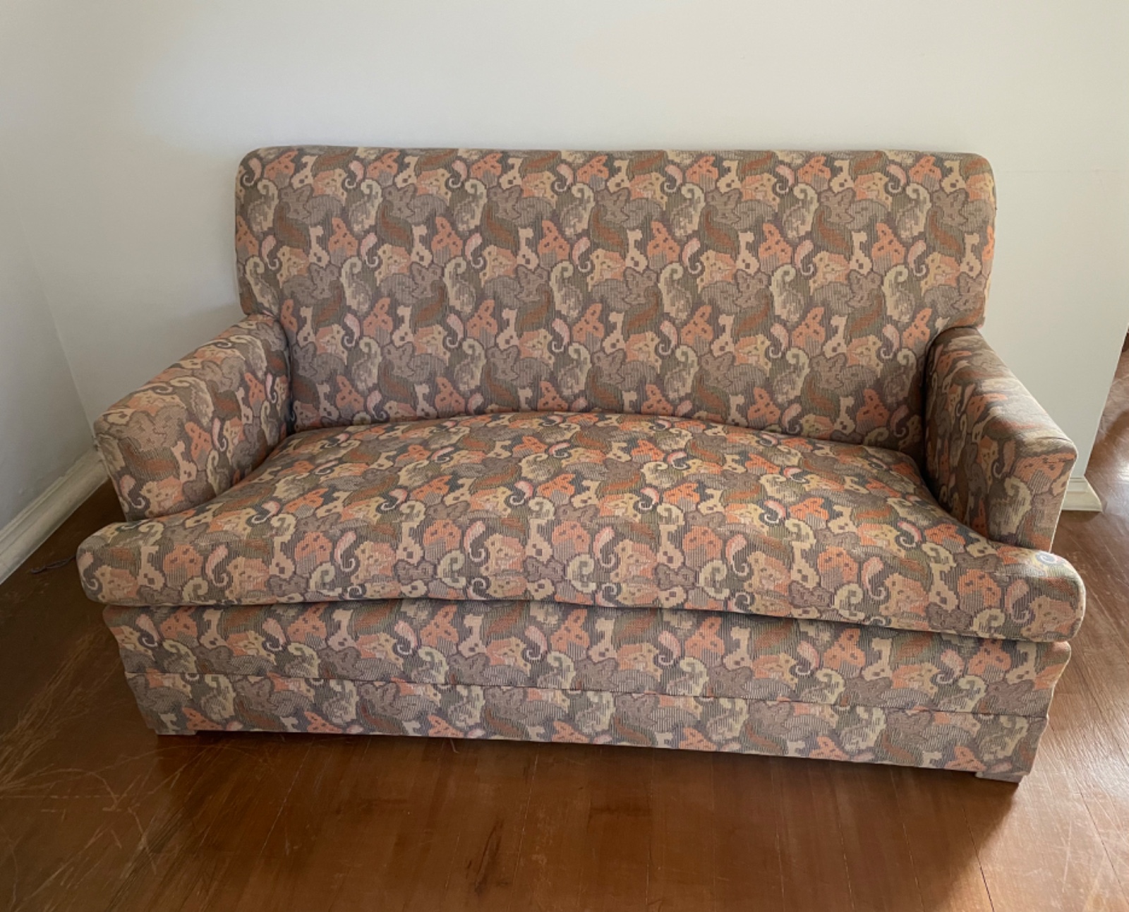 Sofá para 2 lugares estofado e forrado com tecido floral, “queixo... - foto 1 de 5