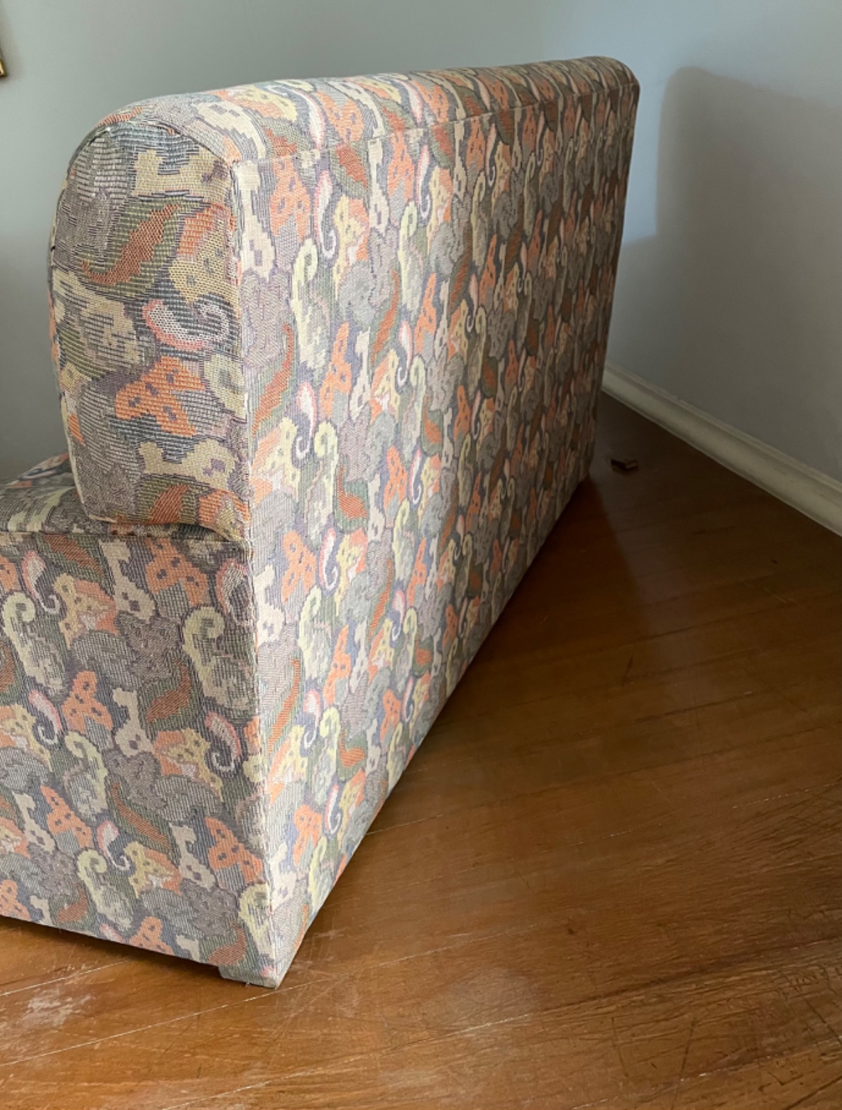 Sofá para 2 lugares estofado e forrado com tecido floral, “queixo... - foto 5 de 5