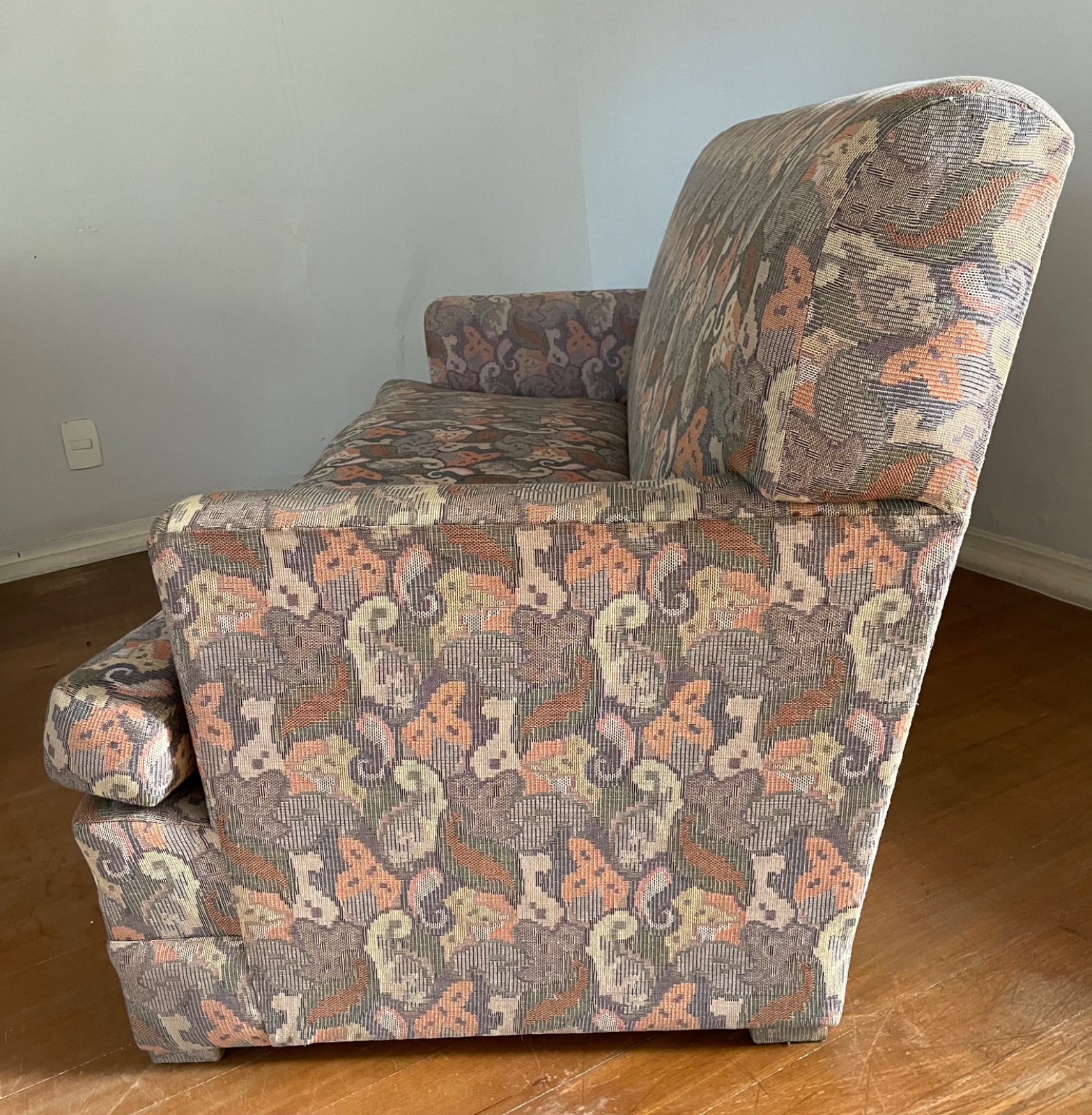 Sofá para 2 lugares estofado e forrado com tecido floral, “queixo... - foto 3 de 5
