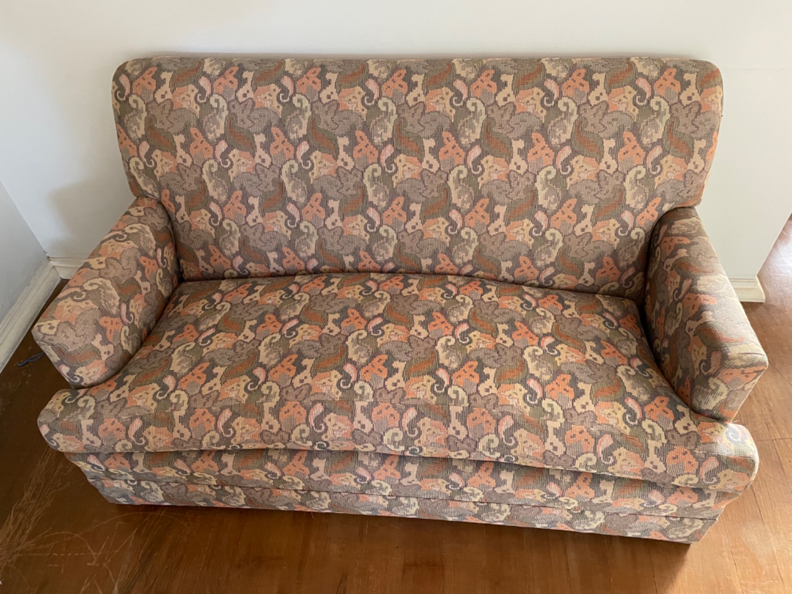 Sofá para 2 lugares estofado e forrado com tecido floral, “queixo... - foto 2 de 5