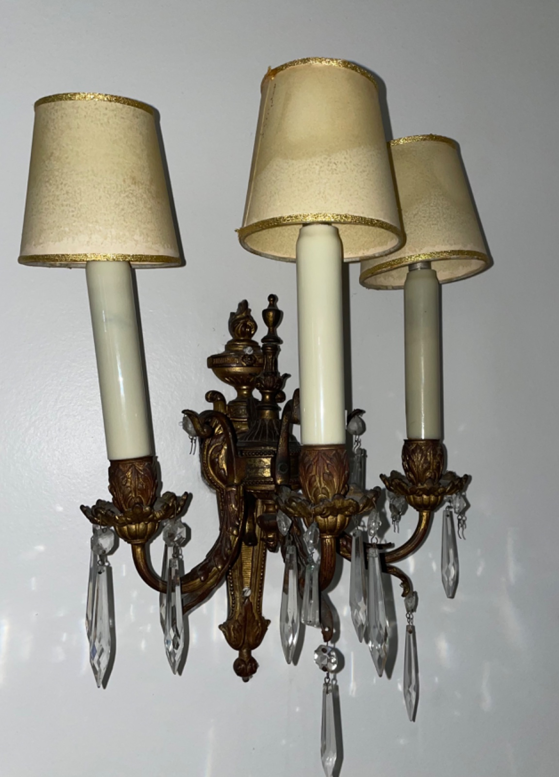 Par de arandelas de metal para 3 luzes cada, pingentes de cristal... - foto 2 de 5