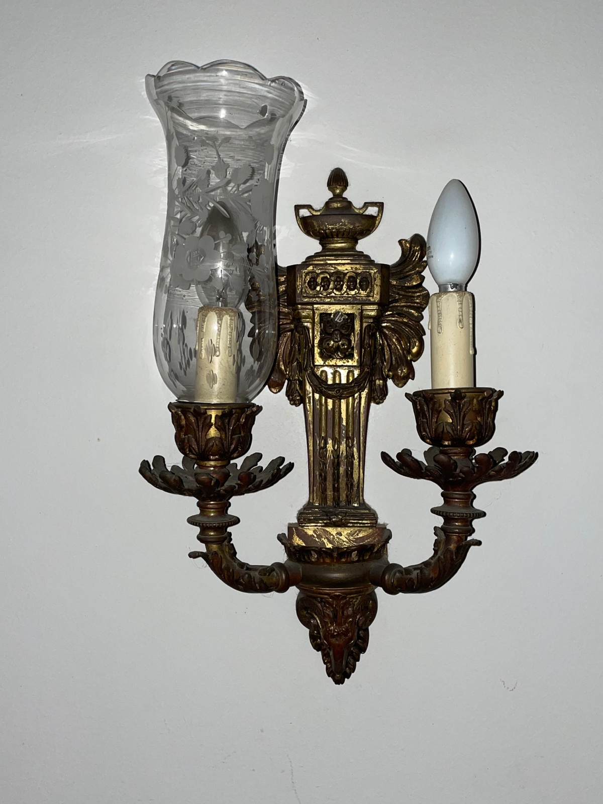 Par de arandelas de metal dourado com guirlandas de folhas e... - foto 2 de 3