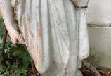 Antiga escultura de cerâmica representando figu... - Antiga escultura de cerâmica representando figura feminina, possivelmente portuguesa, precisando de restauro (partes quebrada e descascados). Re...