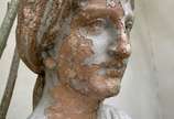Antiga escultura de cerâmica representando figu... - Antiga escultura de cerâmica representando figura feminina, possivelmente portuguesa, precisando de restauro (partes quebrada e descascados). Re...
