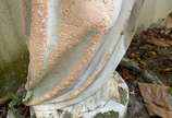 Antiga escultura de cerâmica representando figu... - Antiga escultura de cerâmica representando figura feminina, possivelmente portuguesa, precisando de restauro (partes quebrada e descascados). Re...