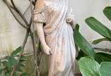 Antiga escultura de cerâmica representando figu... - Antiga escultura de cerâmica representando figura feminina, possivelmente portuguesa, precisando de restauro (partes quebrada e descascados). Re...