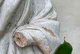 Antiga escultura de cerâmica representando figu... - Antiga escultura de cerâmica representando figura feminina, possivelmente portuguesa, precisando de restauro (partes quebrada e descascados). Re...