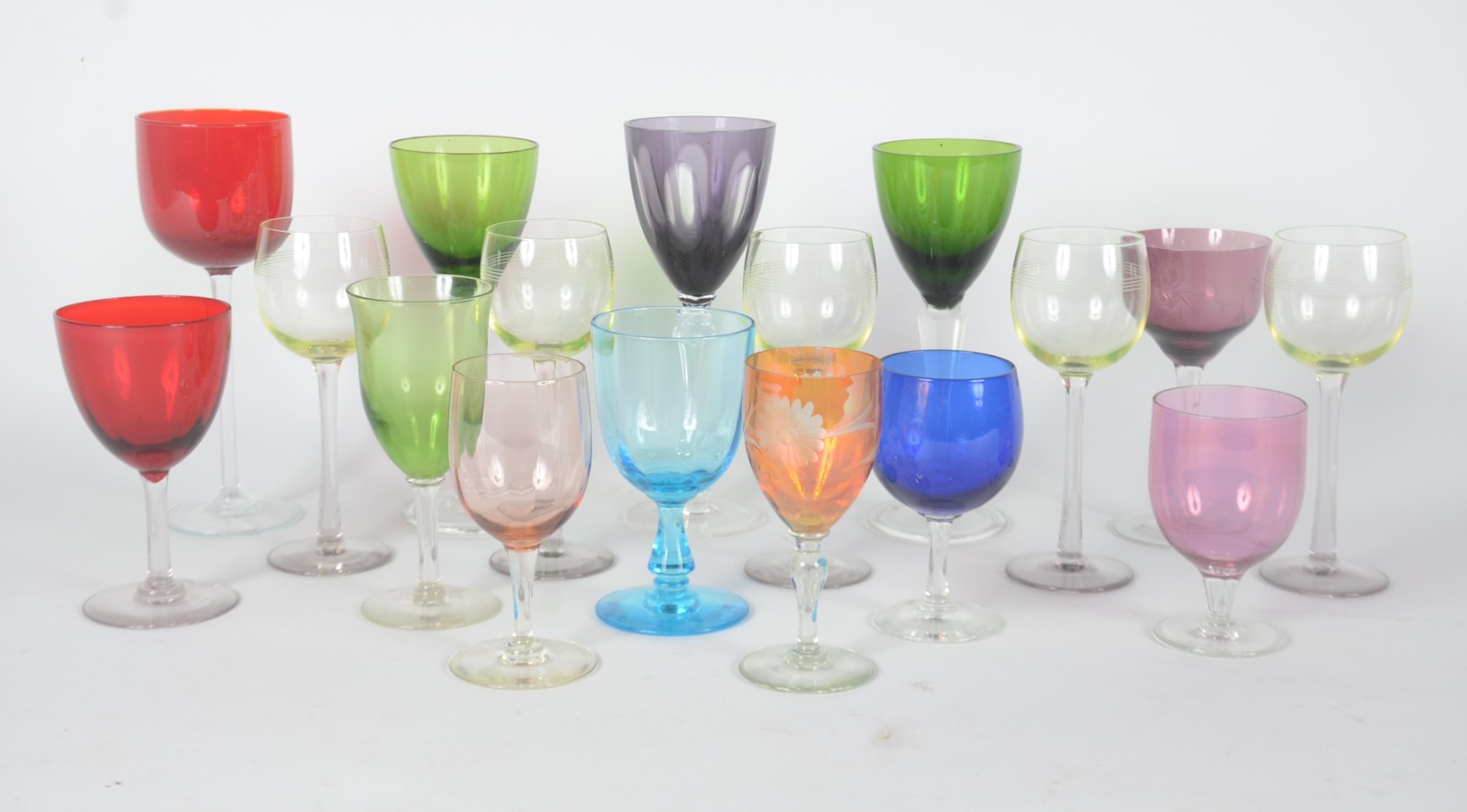 Conjunto com 17 taças de vidro/cristal colorido de diversas formas e... - foto 1 de 8