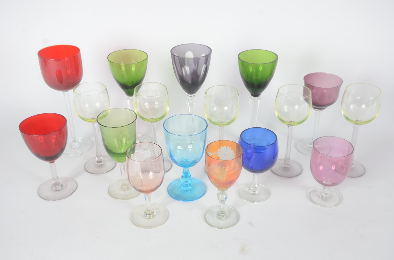 Conjunto com 17 taças de vidro/cristal colorido de diversas formas e... - foto 2 de 8