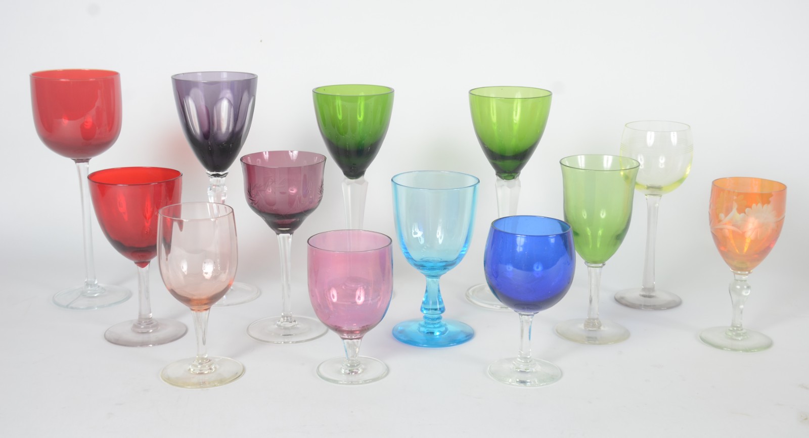 Conjunto com 17 taças de vidro/cristal colorido de diversas formas e... - foto 3 de 8