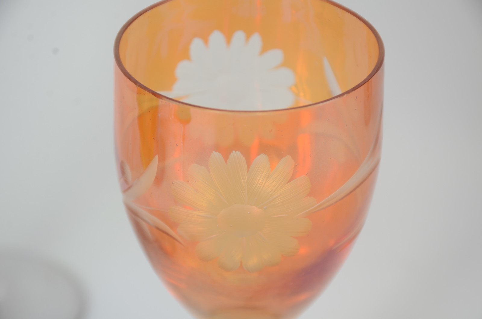 Conjunto com 17 taças de vidro/cristal colorido de diversas formas e... - foto 4 de 8