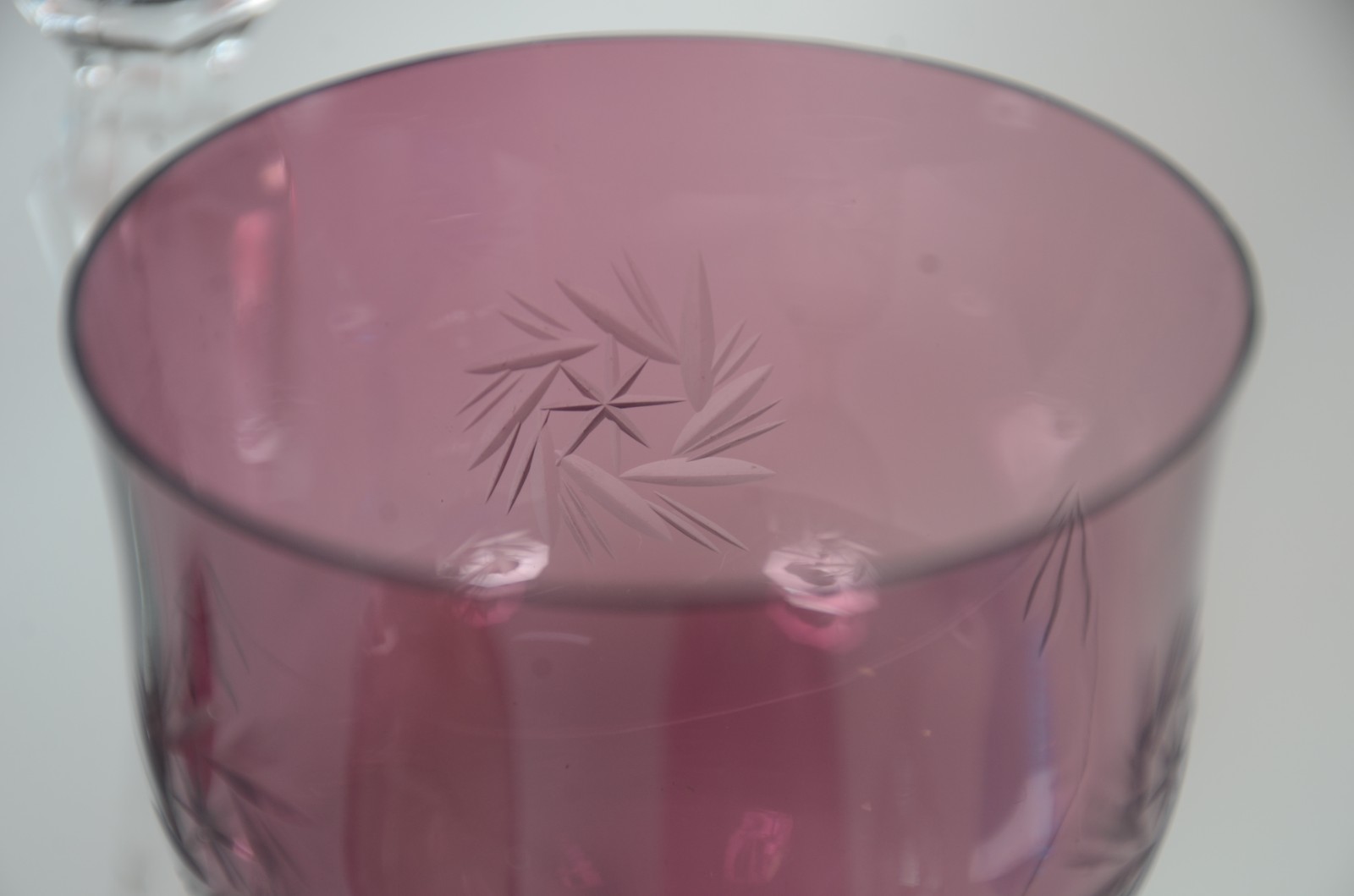 Conjunto com 17 taças de vidro/cristal colorido de diversas formas e... - foto 6 de 8