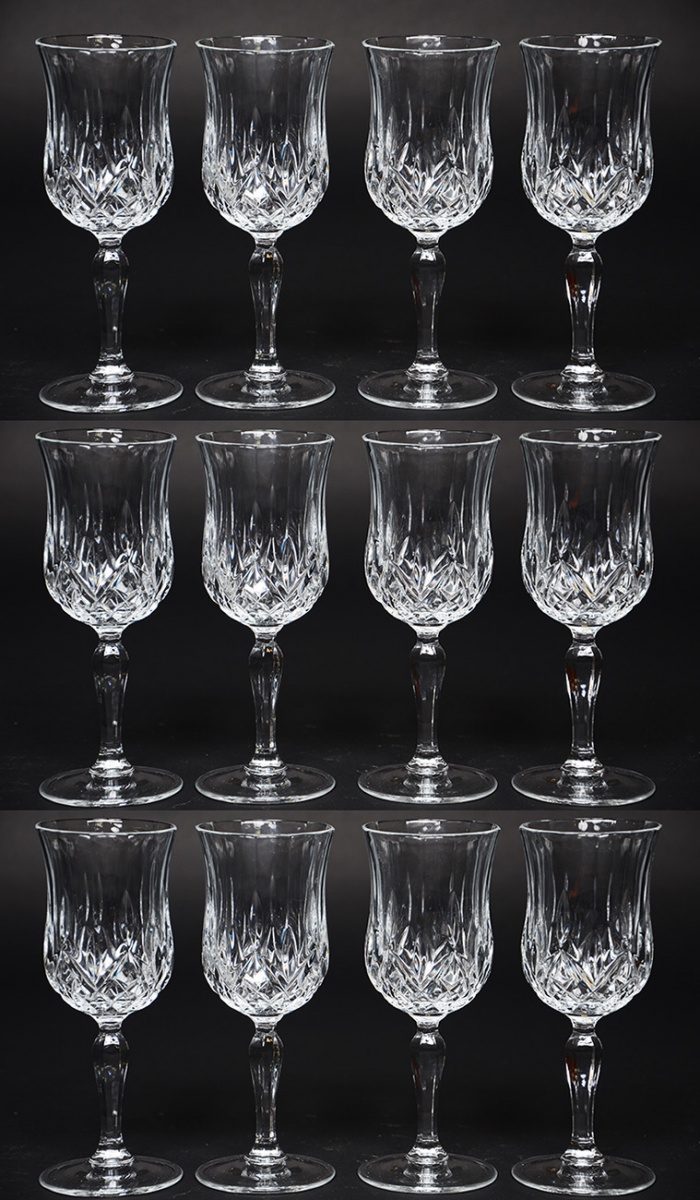 Doze cálices de cristal italiano para vinho.
