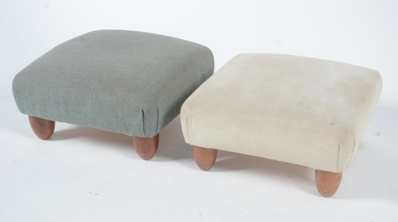 Par de pequenas banquetas estofadas e forradas com tecido bege e... - foto 1 de 6