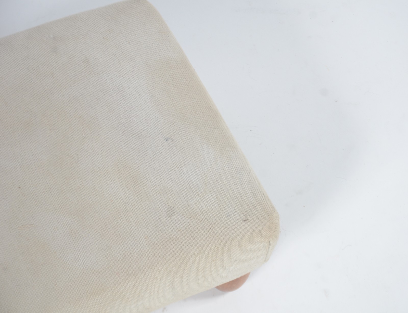 Par de pequenas banquetas estofadas e forradas com tecido bege e... - foto 4 de 6